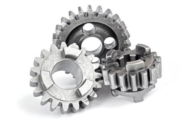 beyaz zemin üzerinde üç metal Dişliler