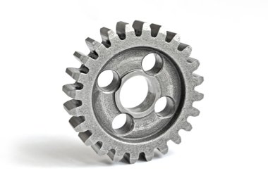 Beyaz zemin üzerinde bir metal dişli