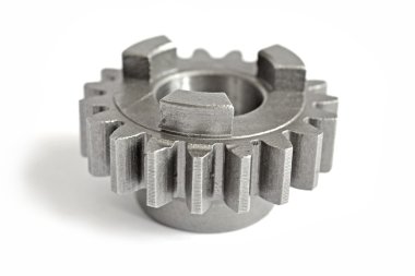 Beyaz zemin üzerinde bir metal dişli