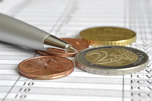 Финансовый фон с деньгами, столом и ручкой — стоковое фото