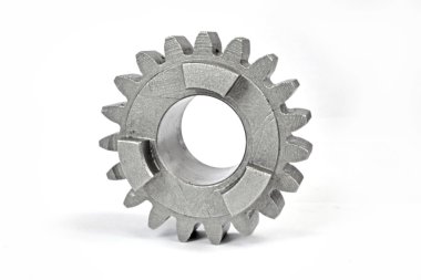 Beyaz zemin üzerinde bir metal dişli