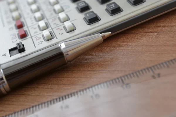 Fondo de negocios con mesa, regla, pluma y calculadora — Foto de Stock
