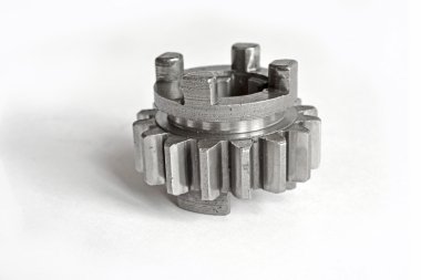 Beyaz zemin üzerinde bir metal dişli