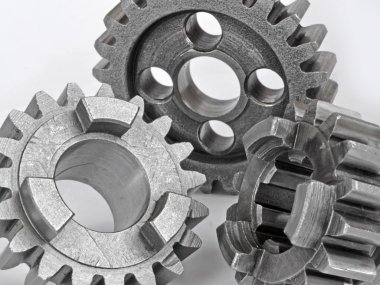 beyaz zemin üzerinde üç metal Dişliler