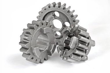 beyaz zemin üzerinde üç metal Dişliler