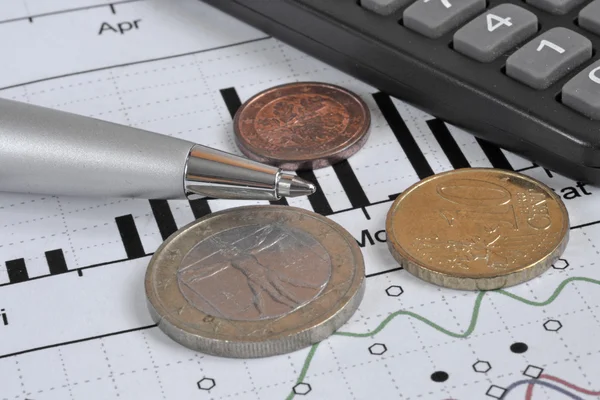 Financiële achtergrond met geld, rekenmachine, grafiek en pen — Stockfoto