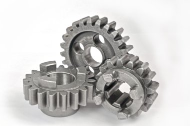 beyaz zemin üzerinde üç metal Dişliler