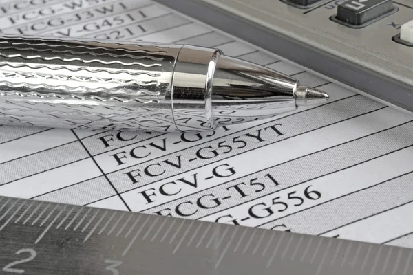 テーブル、定規、ペンと計算機でビジネスの背景 — ストック写真