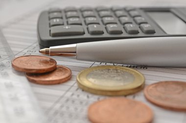 Para, hesap makinesi, cetvel, tablo ve kalemle mali altyapı