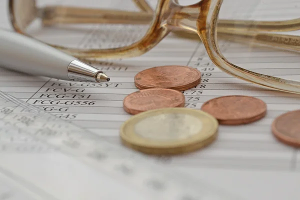 Финансовый фон с деньгами, калькулятор, линейка, стол и ручка — стоковое фото