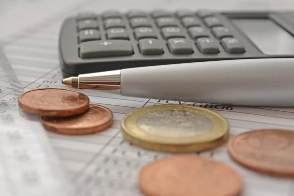 Fondo financiero con dinero, calculadora, regla, mesa y pluma — Foto de Stock