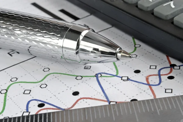 Επιχειρηματικό υπόβαθρο με γράφημα, χάρακα, στυλό και αριθμομηχανή — Φωτογραφία Αρχείου