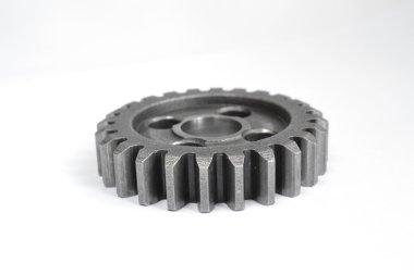 Beyaz zemin üzerinde bir metal dişli