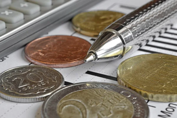 Finanzielle Hintergründe mit Geld, Taschenrechner, Grafik und Stift — Stockfoto