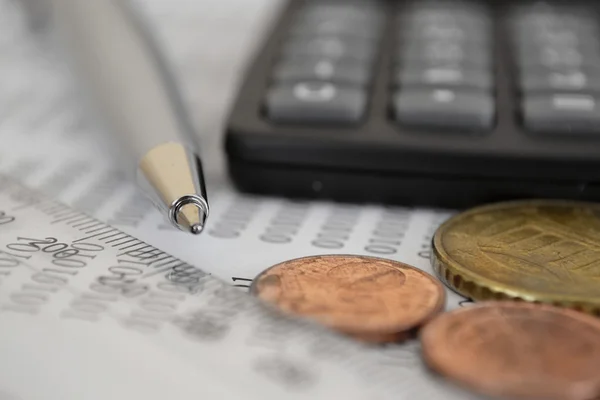 Fondo financiero con dinero, calculadora, mesa y bolígrafo — Foto de Stock