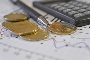 Para, hesap makinesi, grafik ve kalem ile mali geçmiş