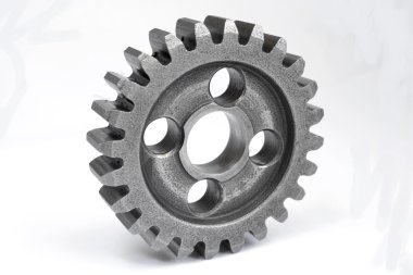 Beyaz zemin üzerinde bir metal dişli