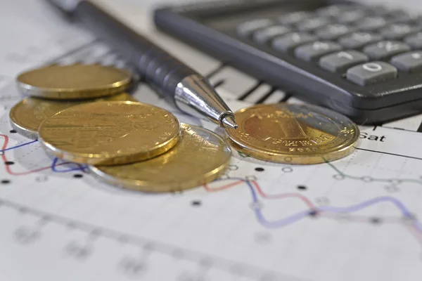 Financiële achtergrond met geld, rekenmachine, grafiek en pen — Stockfoto