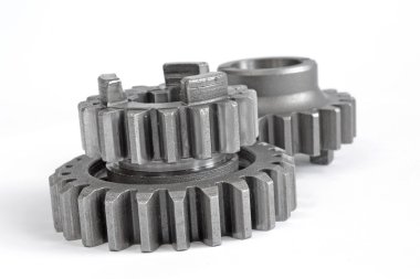 beyaz zemin üzerinde üç metal Dişliler