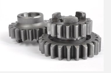 beyaz zemin üzerinde üç metal Dişliler