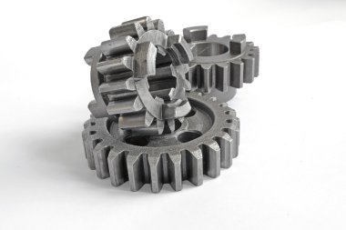 beyaz zemin üzerinde üç metal Dişliler