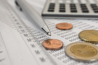 para, hesap makinesi, masa ve kalem finansal arka plan