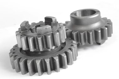 beyaz zemin üzerinde üç metal Dişliler