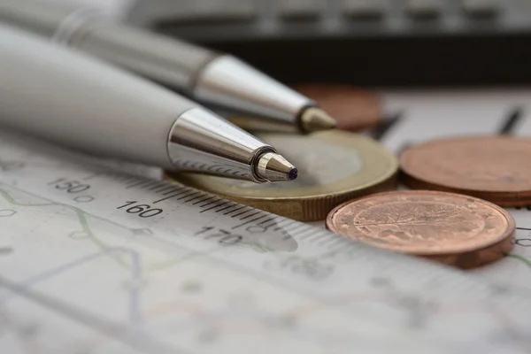 Zaplecze finansowe z pieniądze, kalkulator, linijka, wykres i długopisy — Zdjęcie stockowe