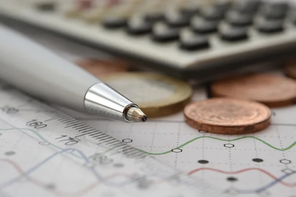 Contexte financier avec argent, calculatrice, règle, graphique et stylo — Photo