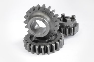 beyaz zemin üzerinde üç metal Dişliler