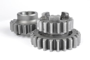 beyaz zemin üzerinde üç metal Dişliler