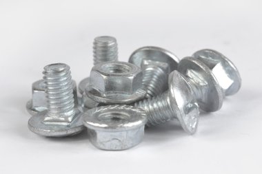 Beyaz arka plan üzerinde cıvata kümesi