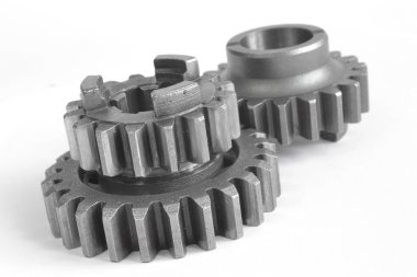 beyaz zemin üzerinde üç metal Dişliler