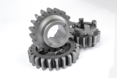 beyaz zemin üzerinde üç metal Dişliler