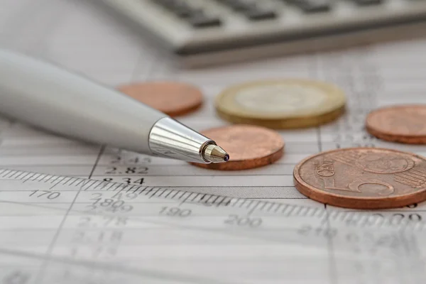 Financiële achtergrond met geld, rekenmachine, liniaal en pen — Stockfoto