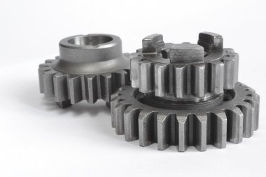 beyaz zemin üzerinde üç metal Dişliler