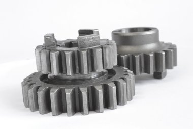 beyaz zemin üzerinde üç metal Dişliler