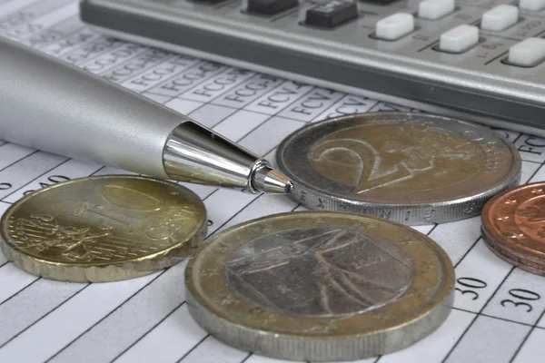 Finanzielle Hintergründe mit Geld, Taschenrechner, Tisch und Stift — Stockfoto