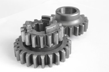 beyaz zemin üzerinde üç metal Dişliler