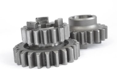 beyaz zemin üzerinde üç metal Dişliler