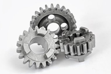 beyaz zemin üzerinde üç metal Dişliler