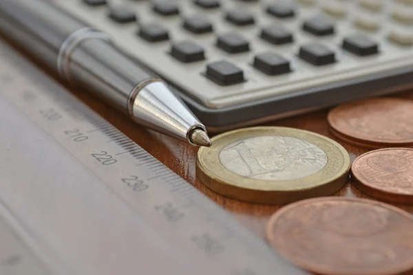 Financiële achtergrond met geld, rekenmachine, liniaal, tafel en pen — Stockfoto