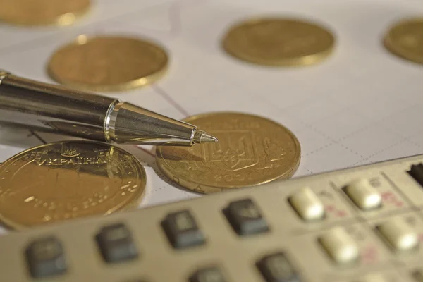 Pénzügyi háttér, pénz, számológép, grafikon és toll — Stock Fotó