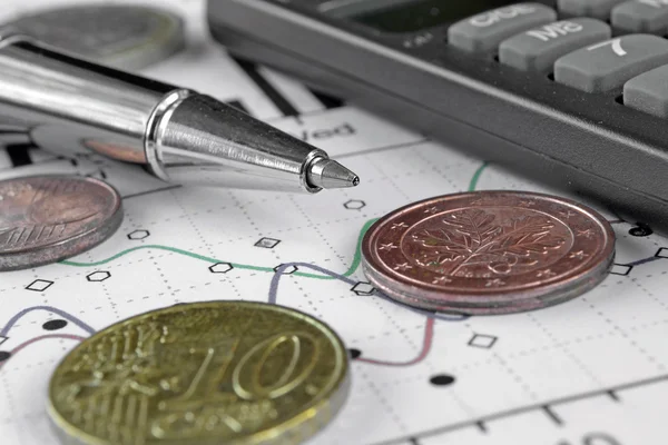 Contexte financier avec argent, calculatrice, graphique et stylo — Photo