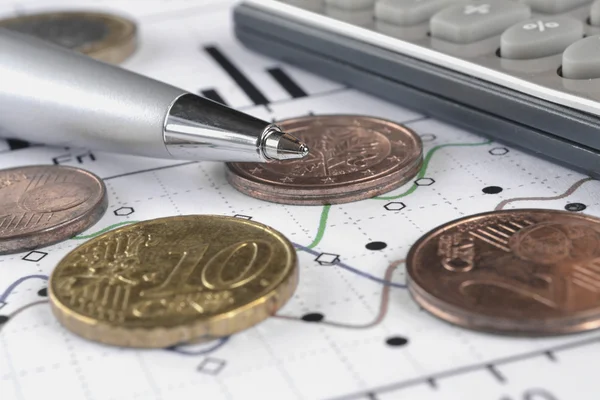 Finanzielle Hintergründe mit Geld, Taschenrechner, Grafik und Stift — Stockfoto