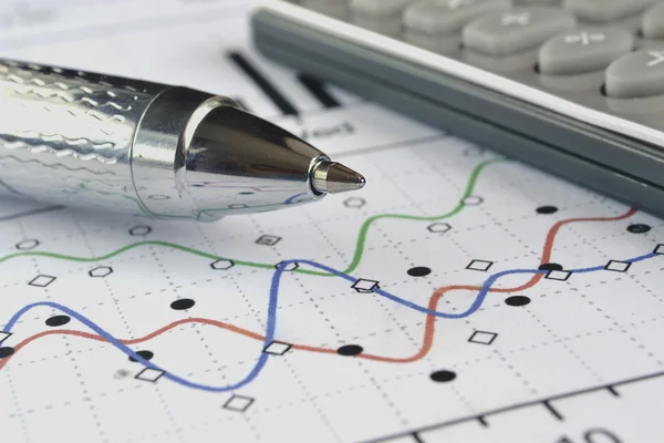 Fundo de negócios com gráfico, caneta e calculadora — Fotografia de Stock