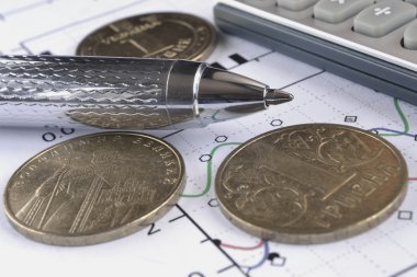 Para, hesap makinesi, grafik ve kalem ile mali geçmiş