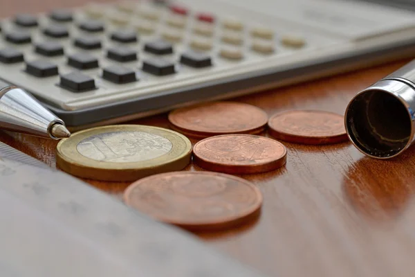 Fundo financeiro com dinheiro, calculadora, mesa e caneta — Fotografia de Stock