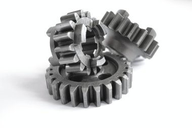 beyaz zemin üzerinde üç metal Dişliler