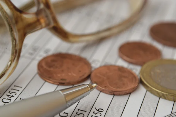 Финансовый фон с деньгами, стаканами, столом и ручкой — стоковое фото